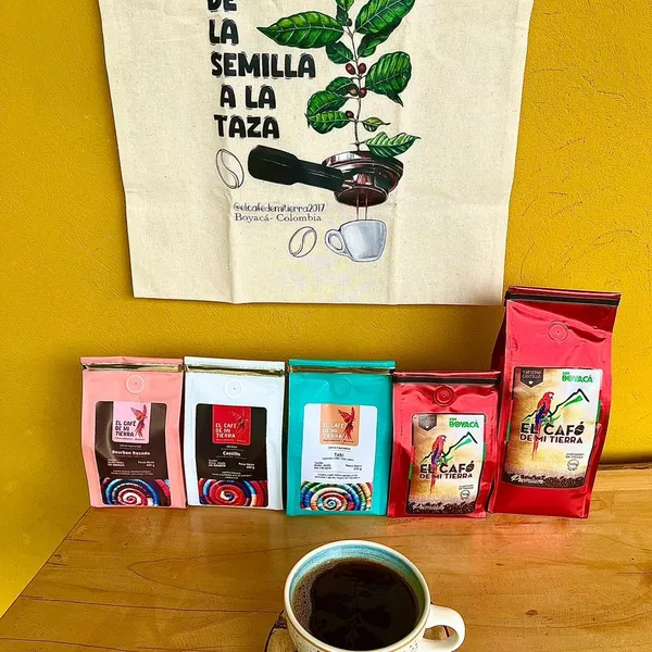 Barista vertiendo latte art en forma de hoja